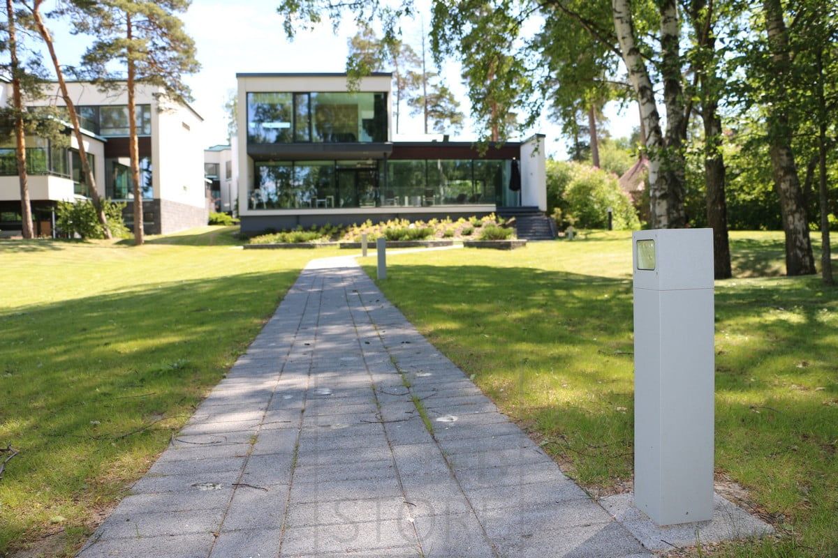 Pihan polkua valaistu LED PILARI CUBIC on pelkistetty ja moderni muotoilultaan. Lestore.fi